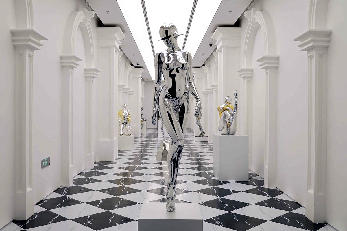 星宇航空 X 空山基重磅聯名！飛機金屬鏡面塗裝、機上備品到安全影片，將「機械美學」融入飛行