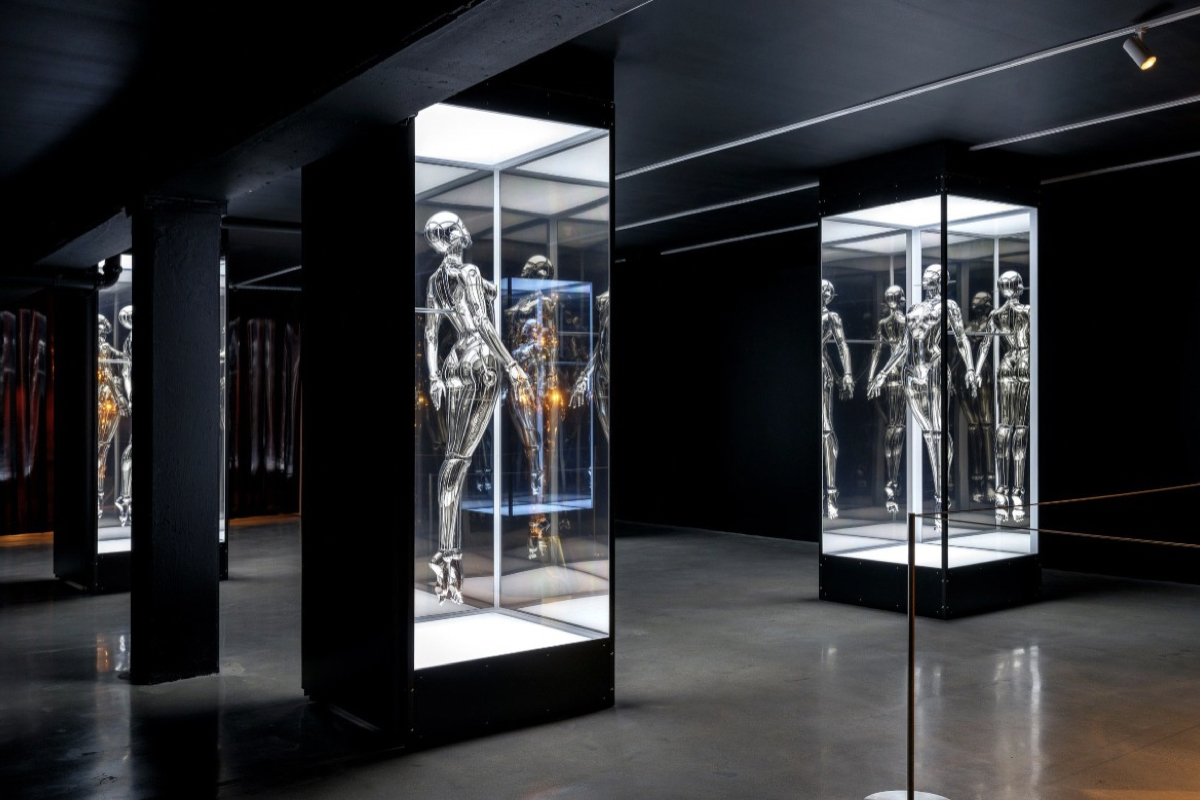 星宇航空 X 空山基重磅聯名！飛機金屬鏡面塗裝、機上備品到安全影片，將「機械美學」融入飛行