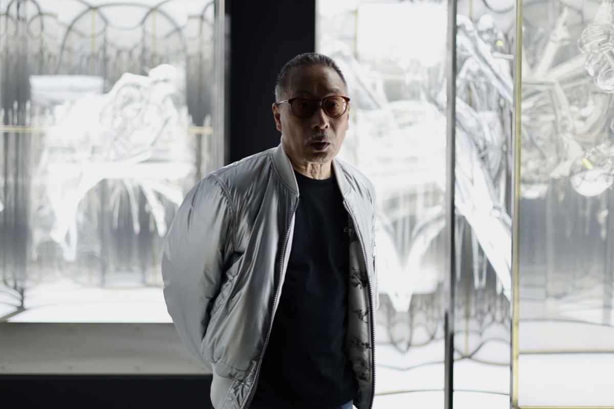 星宇航空 X 空山基重磅聯名！飛機金屬鏡面塗裝、機上備品到安全影片，將「機械美學」融入飛行