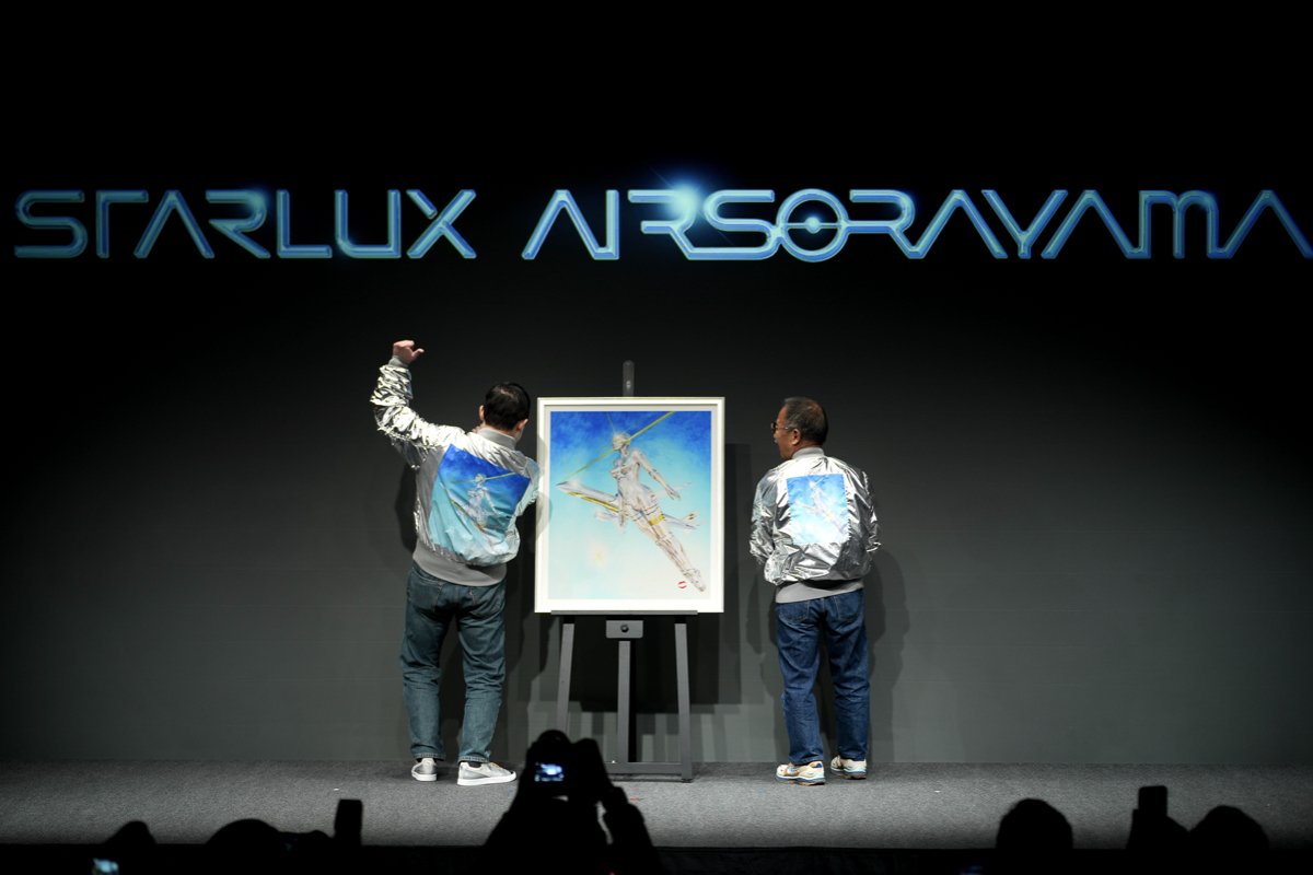 星宇航空 X 空山基重磅聯名！飛機金屬鏡面塗裝、機上備品到安全影片，將「機械美學」融入飛行