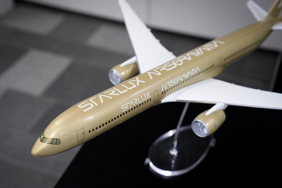 星宇航空 X 空山基重磅聯名！飛機金屬鏡面塗裝、機上備品到安全影片，將「機械美學」融入飛行