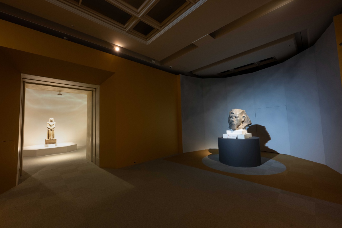 奇美博物館特展《埃及之王：法老》入口廊道，展品〈可能是阿蒙涅姆赫特三世的巨像頭部〉。（圖片提供：奇美博物館）