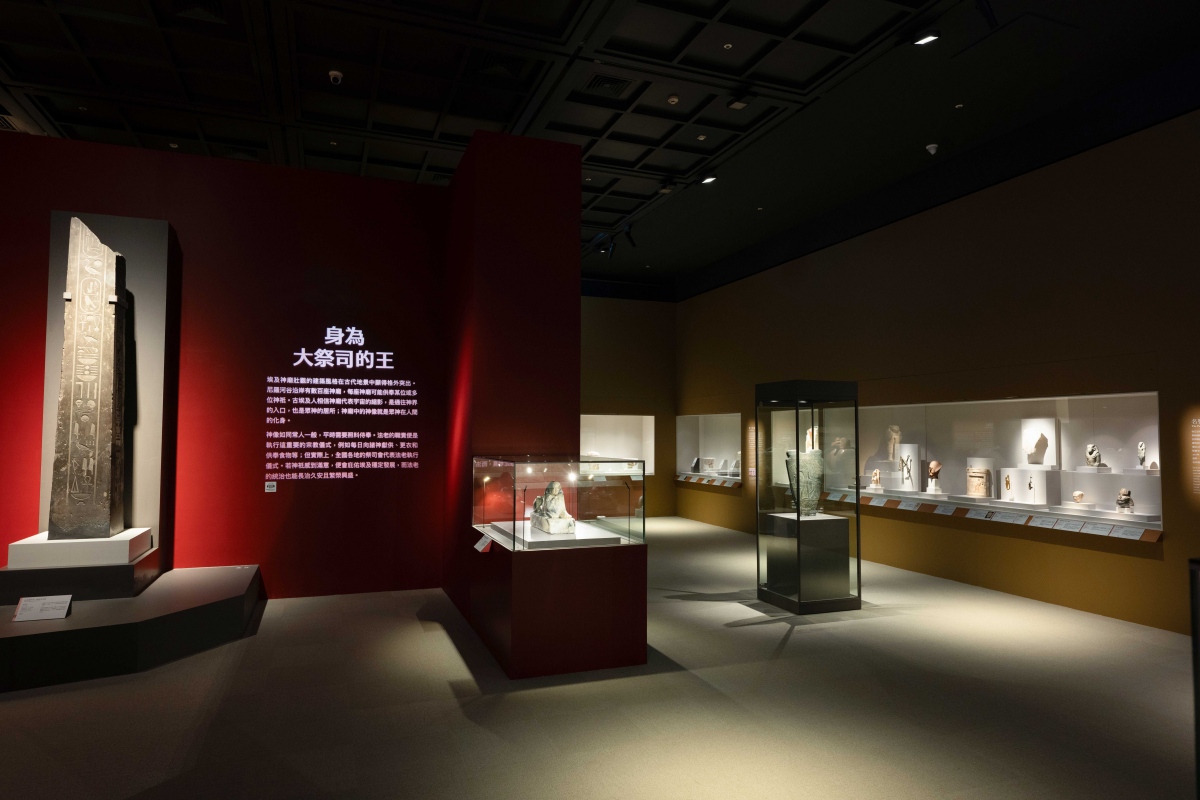 奇美博物館特展《埃及之王：法老》第二單元「從神而來」及第三單元「身為大祭司的王」。（圖片提供：奇美博物館）