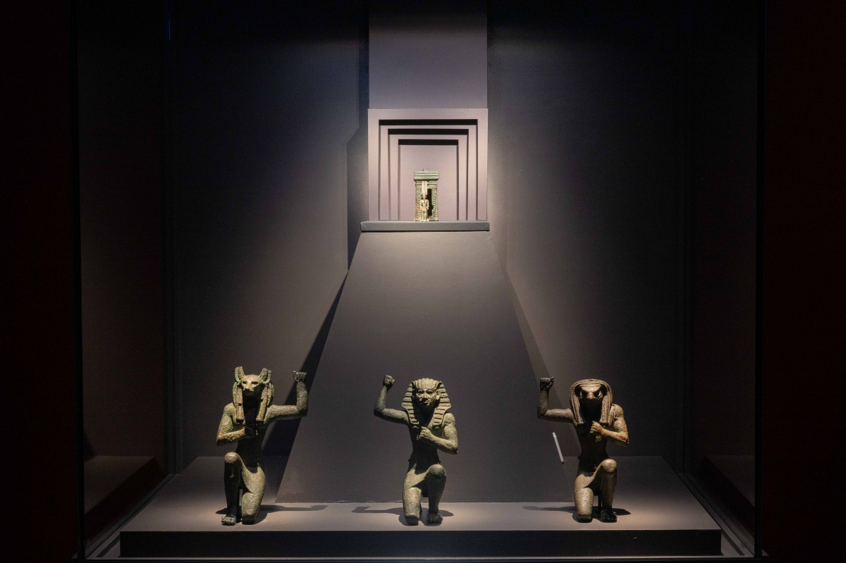 奇美博物館特展《埃及之王：法老》第三單元「身為大祭司的王」，展品〈迷你神龕中的「阿蒙-拉」神像〉（上）與展品〈國王和神祇歡慶的塑像〉（下）。（圖片提供：奇美博物館）