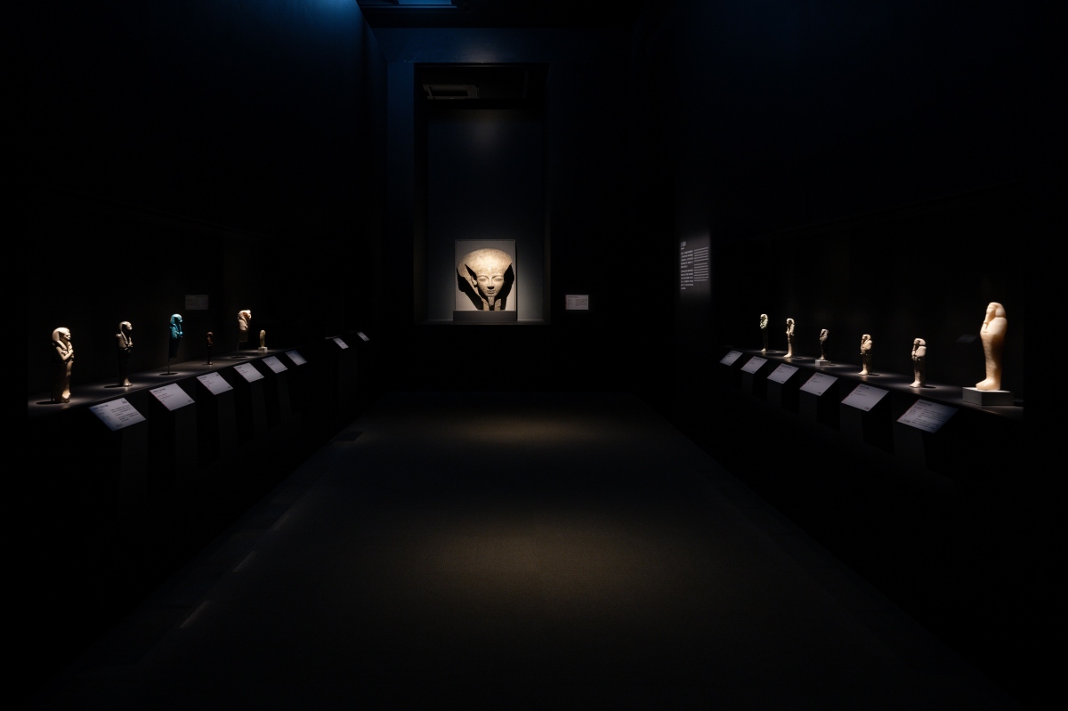 《埃及之王：法老》第七單元「永生」，法老的冥界侍僕「沙布提俑」陳列在廊道兩側。（圖片提供：奇美博物館）