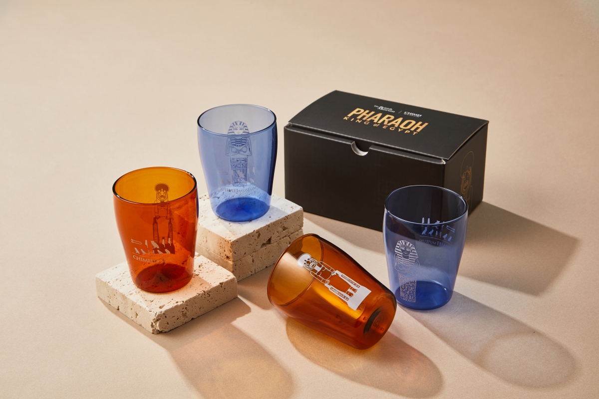 《埃及之王：法老》特展商品，展覽玻璃杯雙入組–塞赫麥特女神 ＆ 沙布提俑，$590。（圖片提供：奇美博物館）