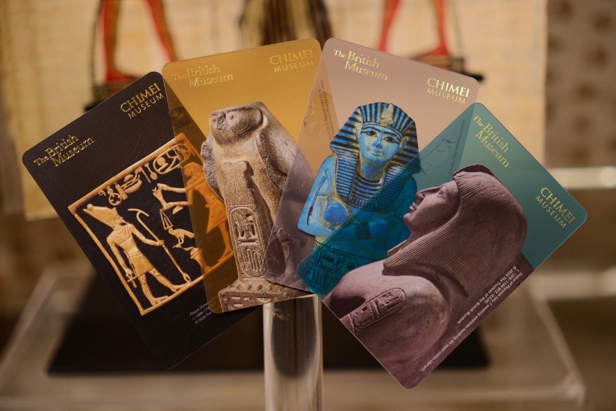 《埃及之王：法老》特展商品，展覽紀念悠遊卡（全系列），共4款：《守護神「拉-哈拉胡提」獵鷹雕像》、《法老獻祭銘牌》、《塞提二世王權坐像（局部）》、《塞提一世的沙布提俑》，每款200元（圖片提供：奇美博物館）