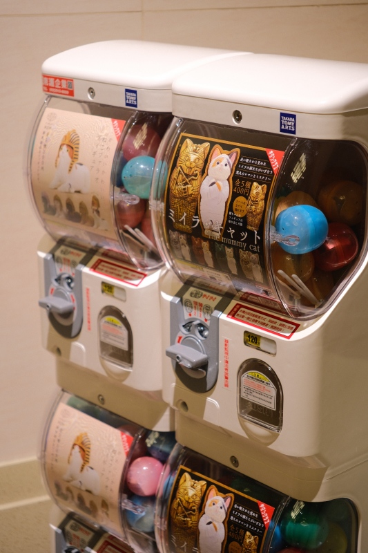 禮品店外還設有扭蛋機，歡迎大家來試試手氣。（攝影：Izzie Pang@La Vie）