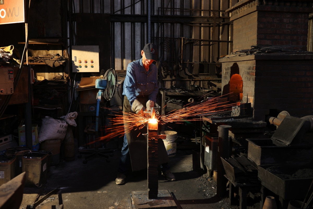 傳承師傅手藝至今，鋼刀的重量蘊含戰爭痕跡經重新鍛造後的力量。（圖片提供：金合利鋼刀）