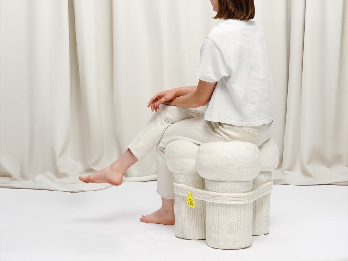 設計師 Mareen Baumeister 將廢棄粗羊毛重新加工，創作出嶄新作品。該作品將於本屆 Ambiente 📍3.1 號館 Talents 專區展出。（圖片提供：Messe Frankfurt）