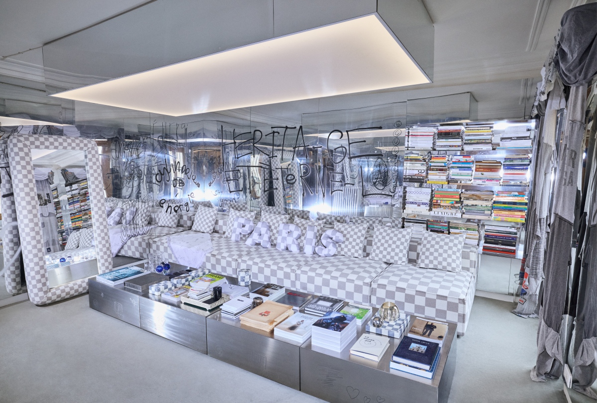 Harry Nuriev為Westwing打造膠囊系列，將棋盤格紋、幾何造型與金屬質地並置，展現介於經典與前衛之間的設計語彙。（攝影◎Yann Weber）