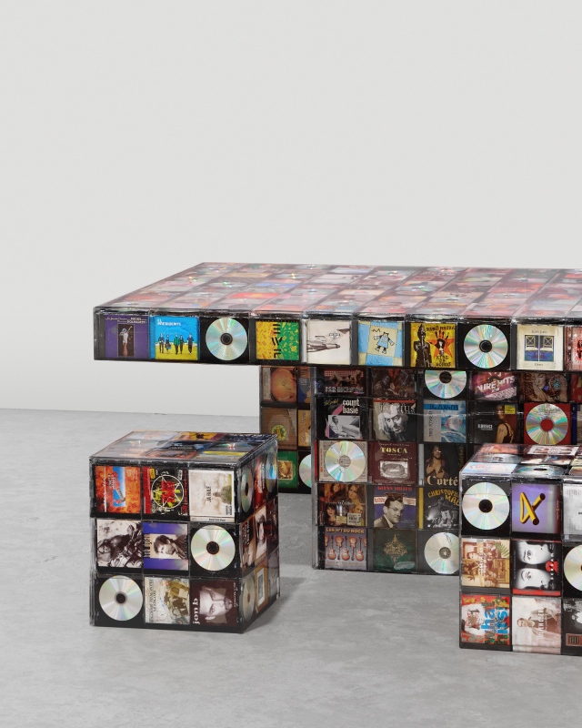 在裝置作品系列《Rock》中，CD不再只是被淘汰的播放媒介，而是被轉化為具雕塑性的存在。（圖片提供◎Crosby Studios）