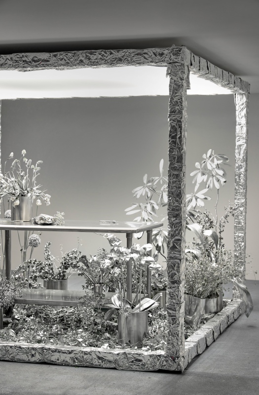 《Flower Room》一日限定裝置中，Harry以鋁製烤盤與花藝殘材構成空間核心，讓原本被遺棄的材料重新成為觀看焦點。（圖片提供：Crosby Studios）