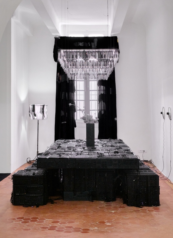 Design Parade 2025期間，Harry以回收鍵盤打造的桌椅設計。（攝影：Luc Bertrand）