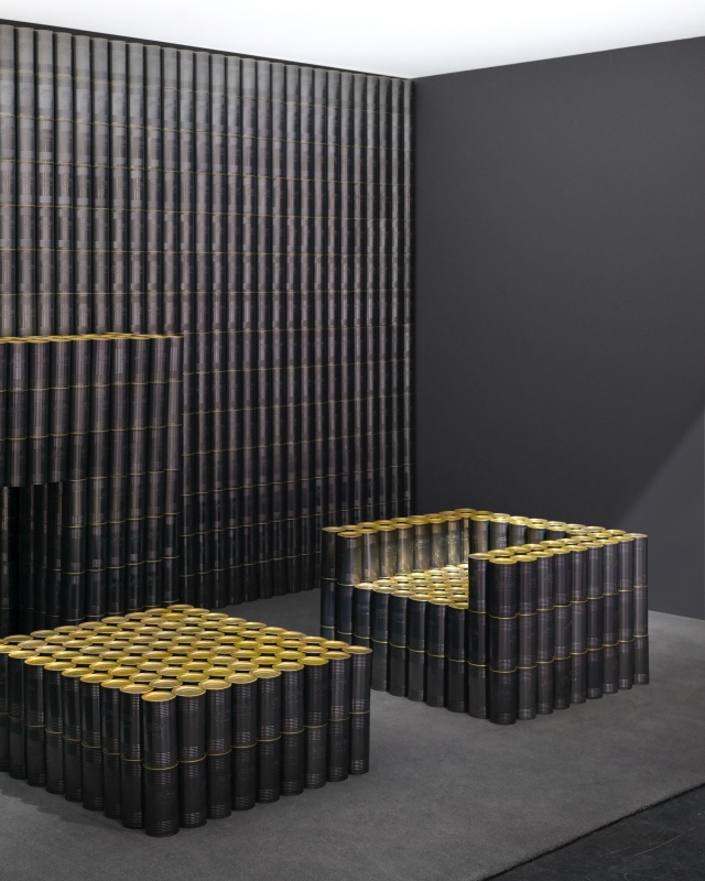  Harry Nuriev為Jean-PaulGaultier打造沉浸式空間，以品牌經典的男性香水瓶作為視覺核心。（攝影：Jenia Filatova ）