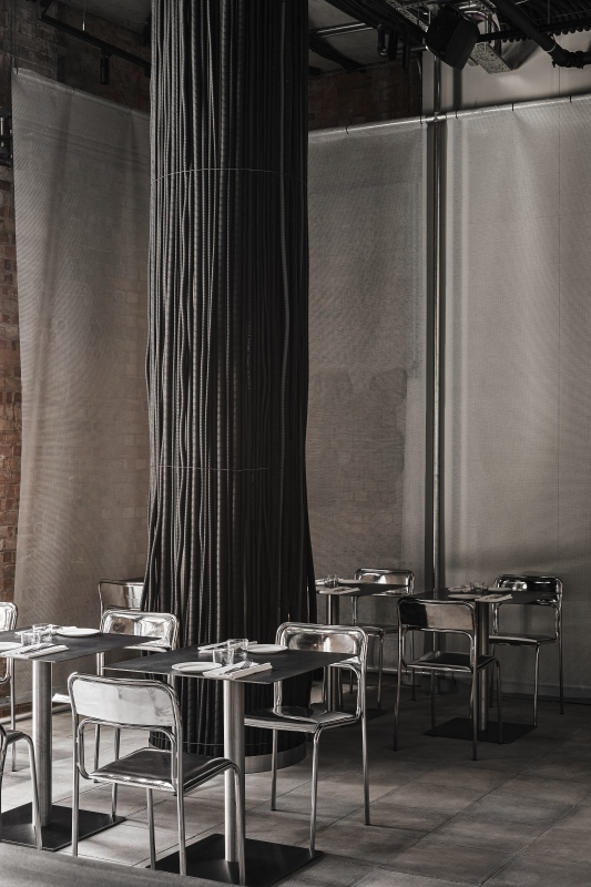  在倫敦餐酒館Noisy Oyster的專案中，Harry以「施工中」為概念，透過外露電纜、不鏽鋼與機能性材料，構築一處對外敞開的未來感空間。（圖片提供：Crosby Studios）