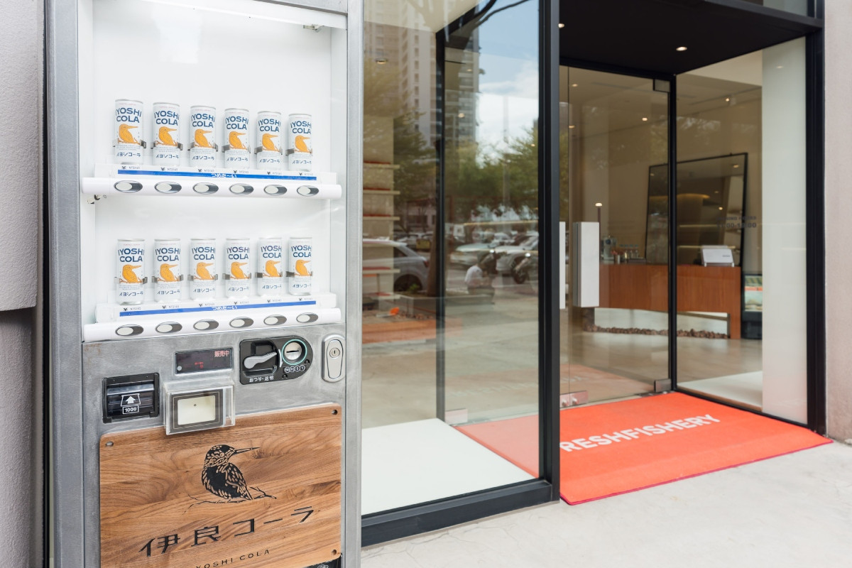 店外特別設置伊良可樂復古販賣機，帶訪客夢回昭和街頭。（圖片提供：Freshfishery漁事所）