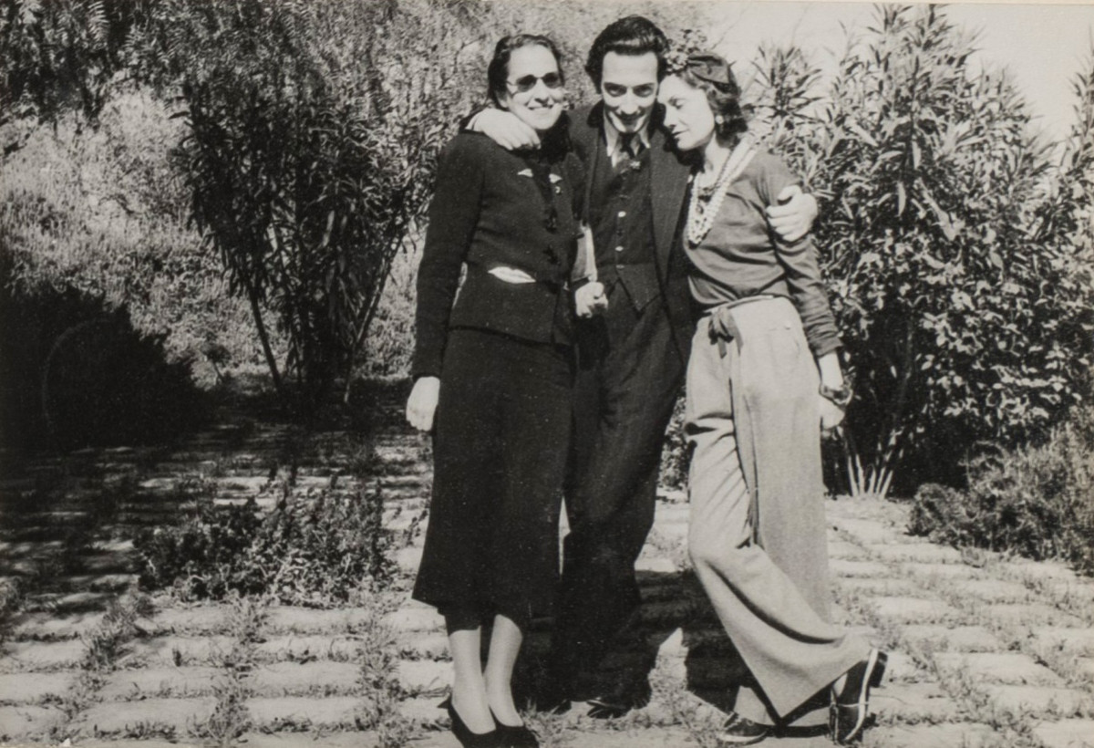 香奈兒百年藝術贊助傳統沿襲自品牌創辦人對其摯友達利、考克多等同時代藝術家的支持；圖與達利（中）。（圖片提供：香奈兒 Photo Audrey James Field. Private collection © Christie’s Images 2025）