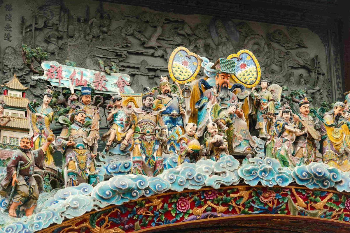 高雄關帝廟剪黏與交趾陶呈現的熱鬧屋脊。（攝影：Rafael Wu）