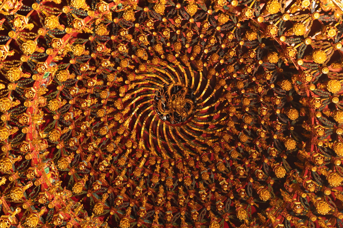 抬頭望灣子內朝天宮的藻井。（攝影：Rafael Wu）