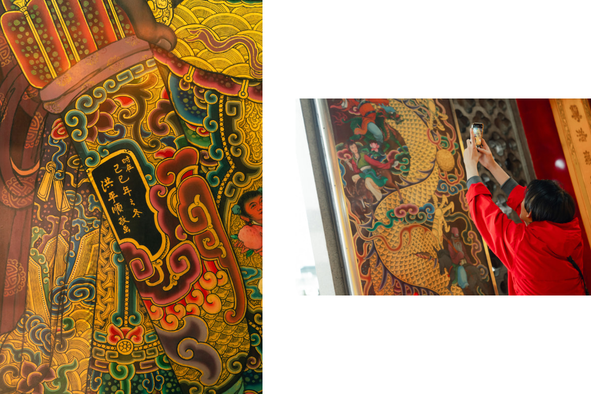 灣子內朝天宮的每一扇門扇，都是藝師洪平順親筆繪製，如今皆以透明外框珍惜地保護起來。（攝影：Rafael Wu）