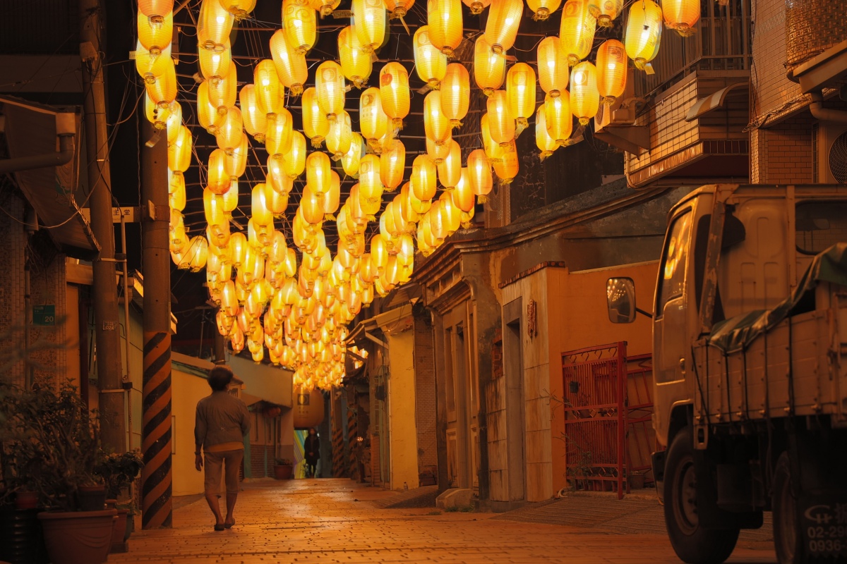 2026臺南月津港燈節規劃「藝術燈區」、「巷弄燈區」及「月津超新星」3大展區。本圖為「巷弄燈區」——禹禹藝術X居民共創的《點亮有天》。（圖片提供：都市藝術工作室 ）