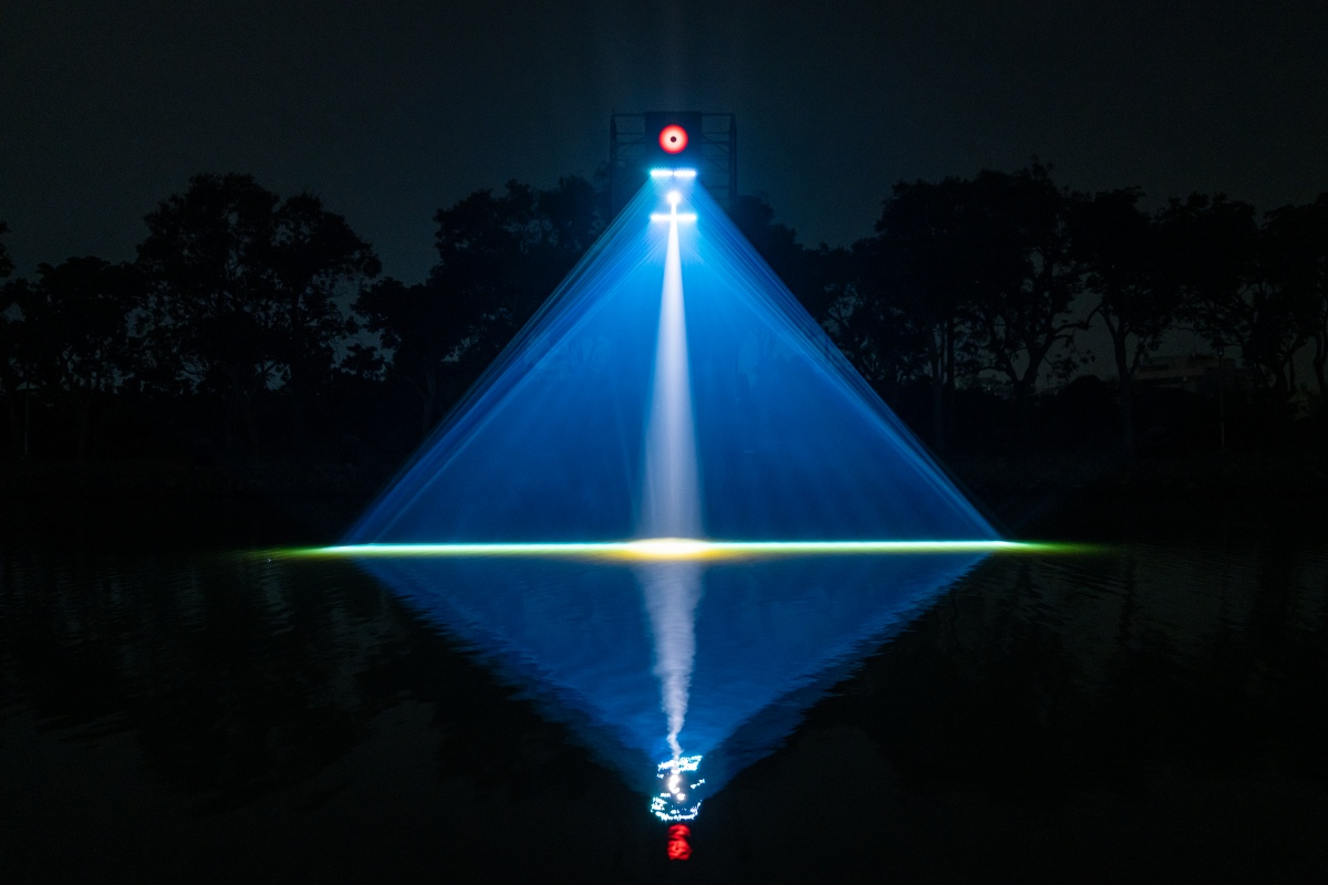 本圖為「藝術燈區」中藝術家張方禹創作的《浸漬的 ( ) 線 - Upside Down v2》。（圖片提供：都市藝術工作室 ）