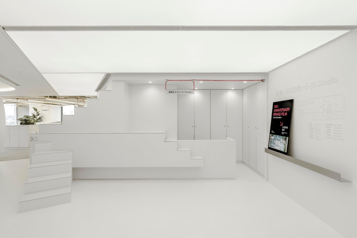 與《第一盞燈》同樣設置在迎賓大廳，引向一處「可以放慢腳步去感受生活的地方」。（圖片提供：貳樓）