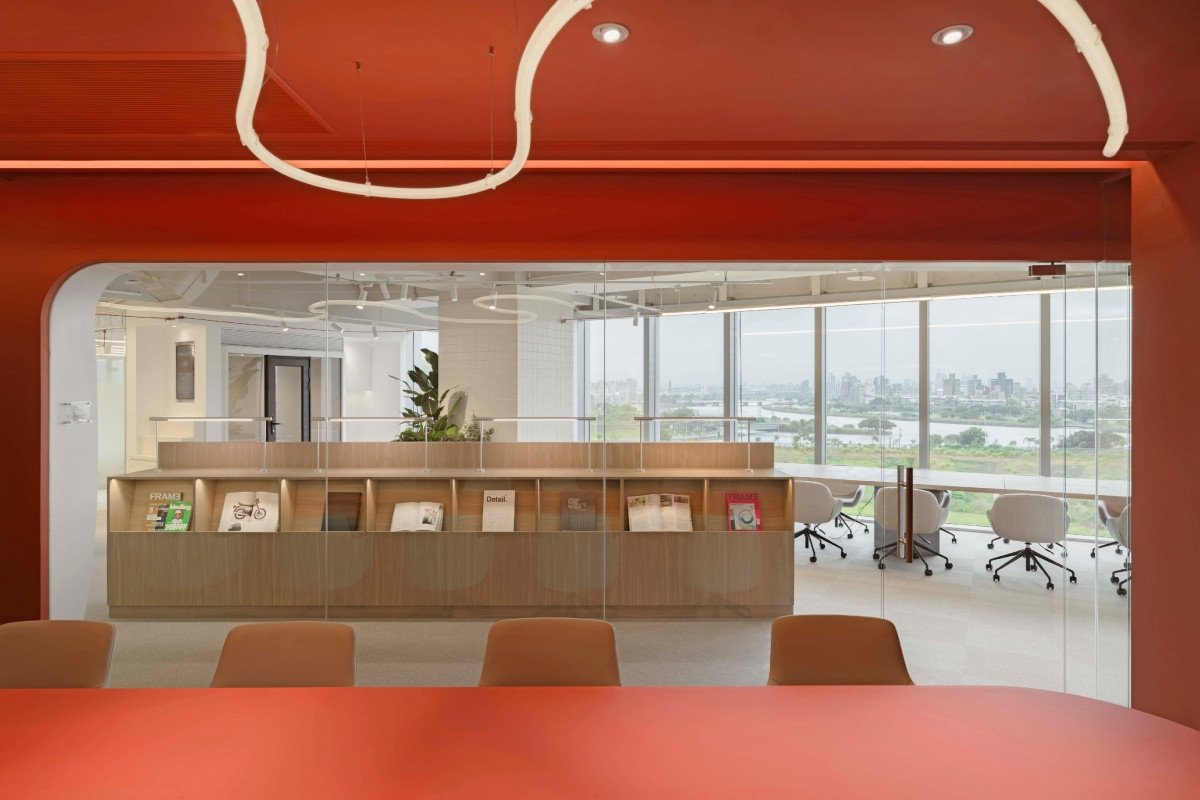 「線」則為會議室中擷取麵條形狀設計的不規則燈具。（圖片提供：貳樓）