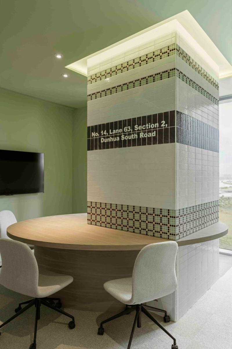 《東方的靈魂與西方的浪漫》拼磚並呈紐約地鐵風格與傳統台灣味。（圖片提供：貳樓）