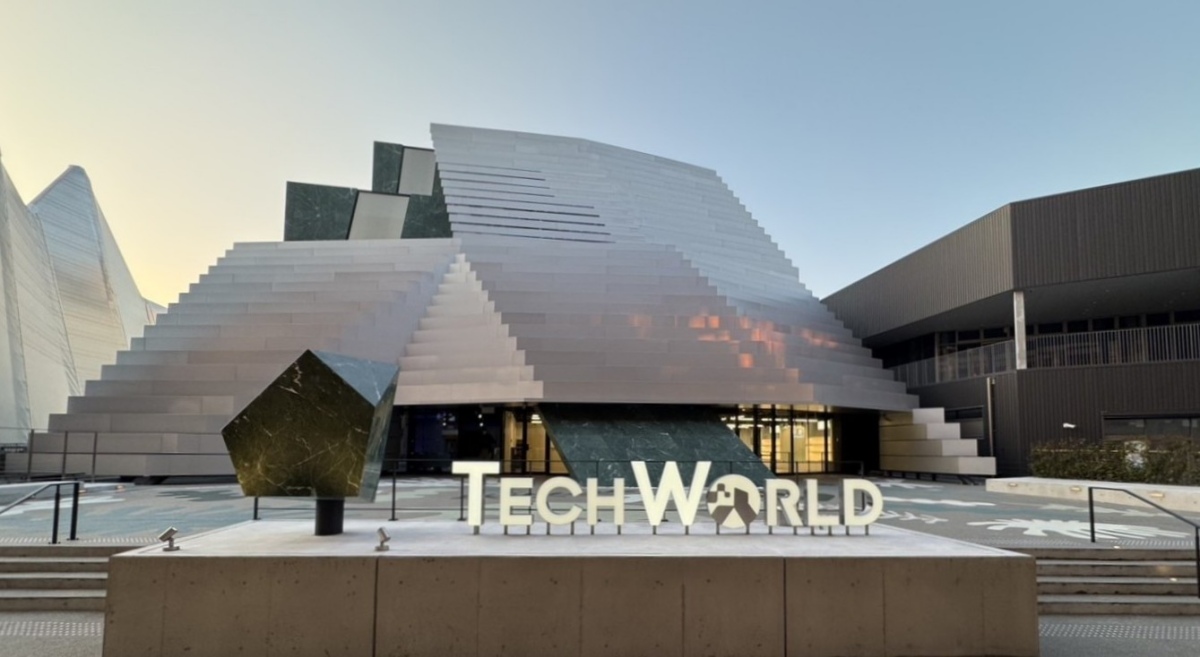 TECH WORLD館採用可回收金屬環保綠建材，外觀藉由金屬板切折出有如群峰蜿蜒之山稜折線，產生山之陰影面及向陽面。（圖片來源：TECH WORLD）