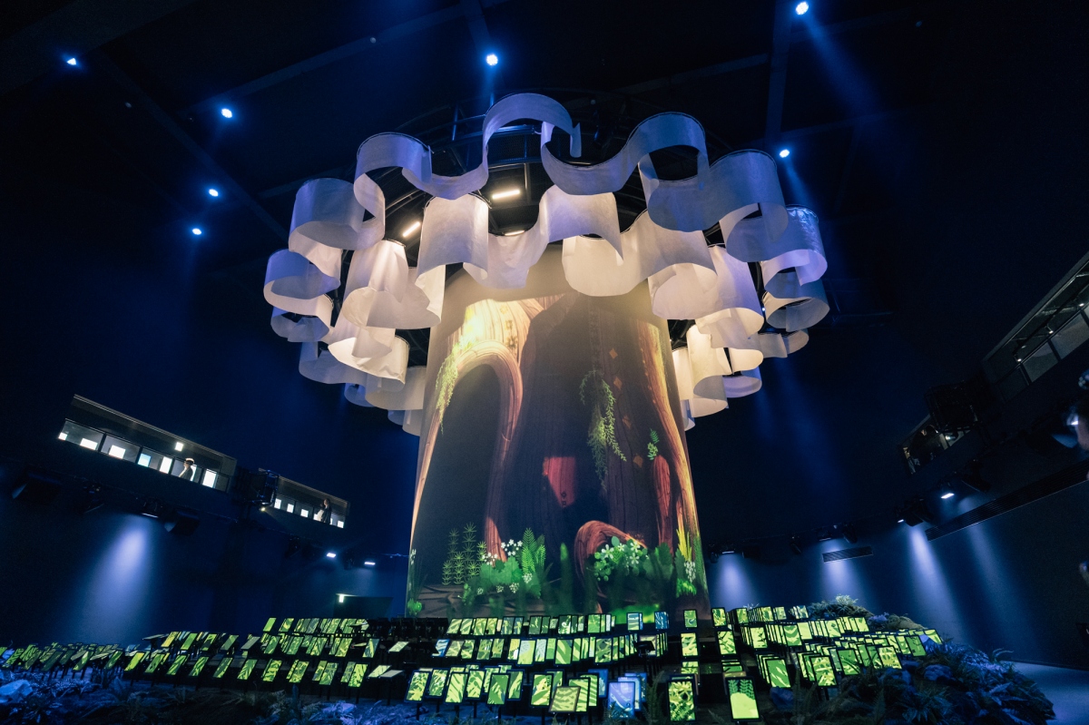 「生命劇場」透過柱狀環形投影、560隻機械手臂結合多媒體平板打造出充滿生命力的動態演出。（攝影：蔡耀徵 © La Vie）