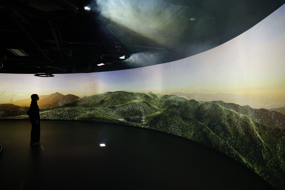 由叁式打造的「自然劇場」以360度環形螢幕呈現以《山、雲與我們》為題的群山風景。（圖片來源：TECH WORLD）
