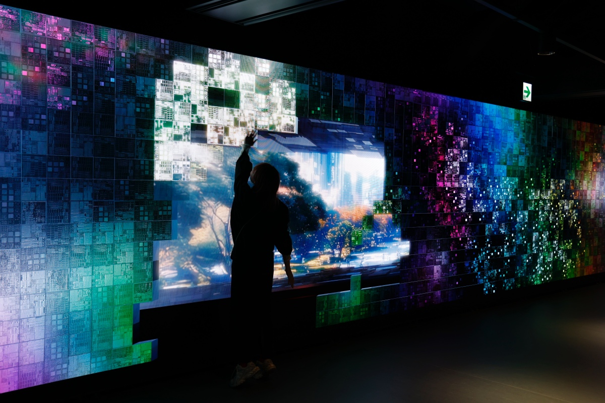 「未來劇場」透過13公尺寬、2.4公尺高的巨型Mini LED螢幕與互動感測器，打造出沉浸式影像。（圖片來源：TECH WORLD）