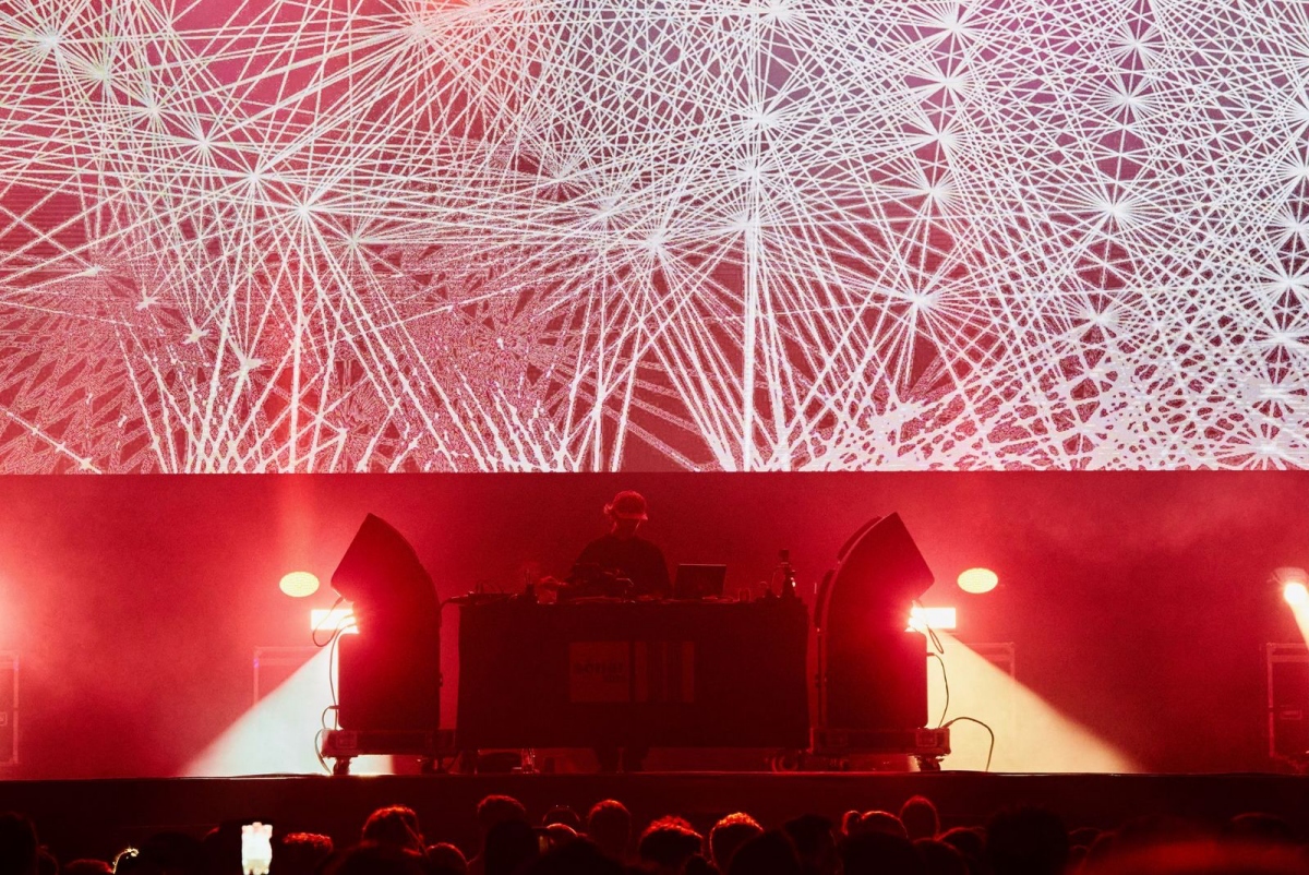 真鍋大度，《Phase Forms》，圖片授權：2025巴賽隆納Sónar電子音樂(@sonarfestival), Leafhopper (@leafhopperproject)。註：此為舊作參考圖。