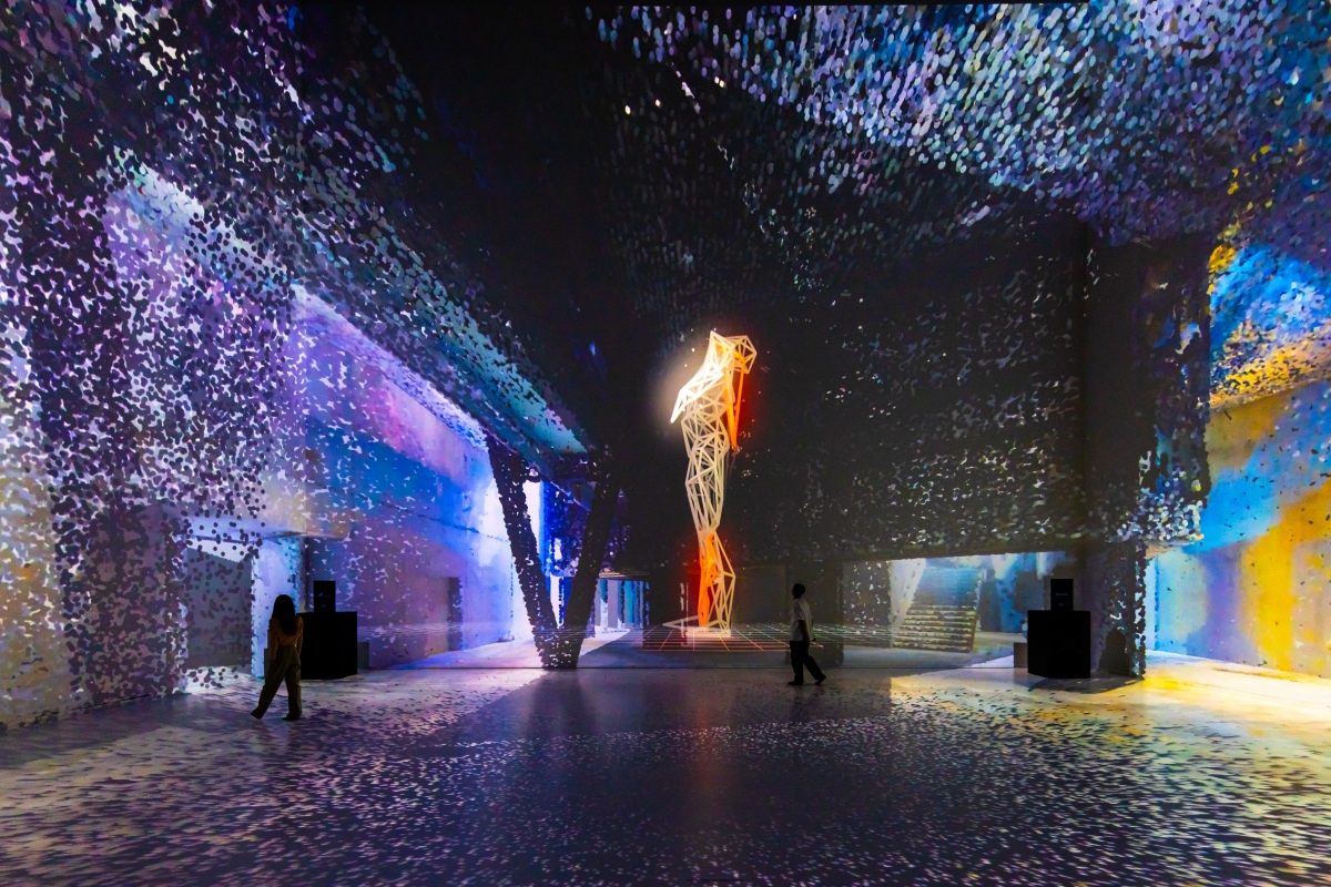 真鍋大度，2024 年 VS. .「Continuum Resonance 連續共鳴 」展覽現場。攝影：Muryo Homma (Rhizomatiks)