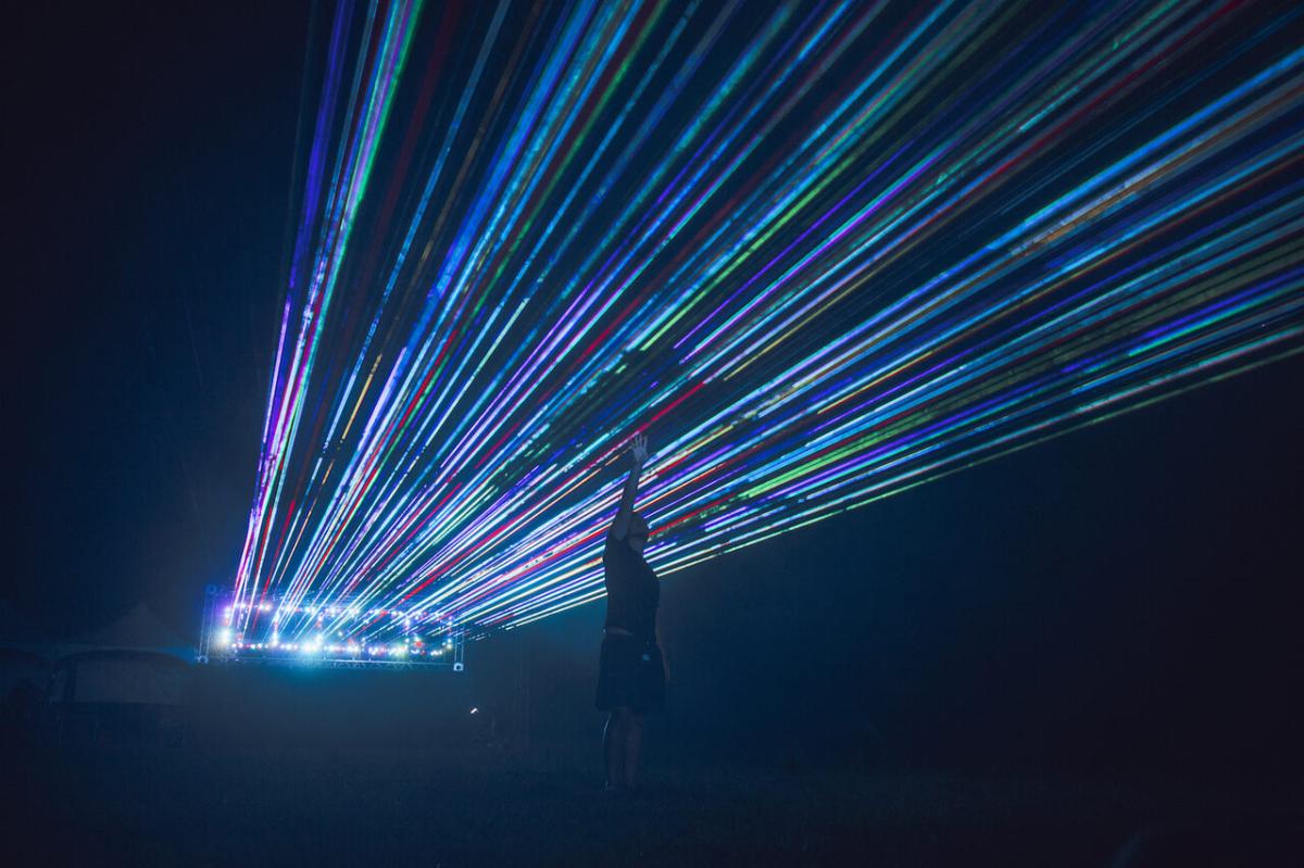 AKA張方禹雷射光作品《浸漬的( )線 Multimmersion：草率10》。（圖片提供：草率季）