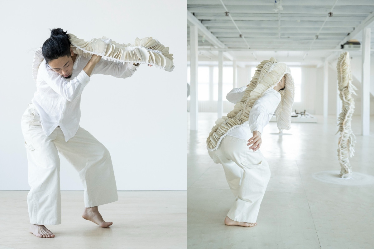 日本藝術家濱田陽平（左）與現居挪威的德國藝術家Daniela Bergschneider雕塑作品共舞。（圖片提供：草率季）