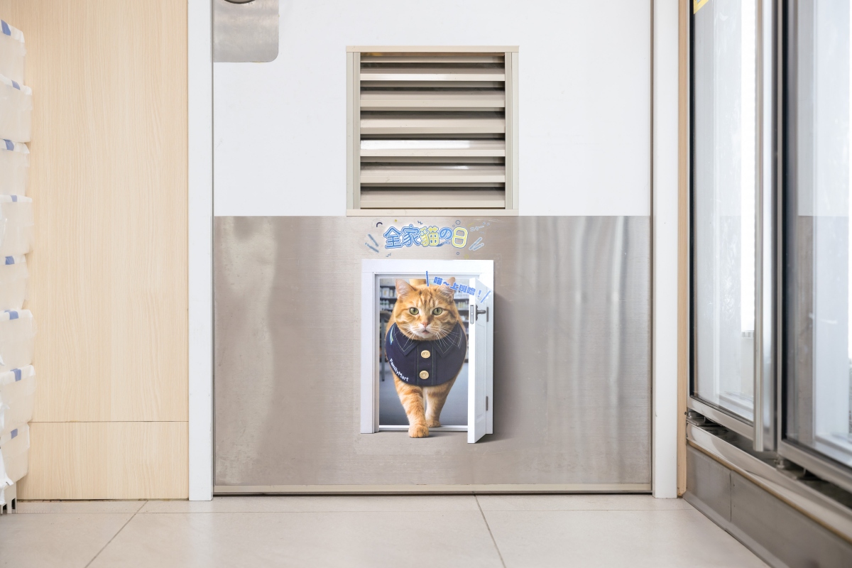 於店舖員工出入口，更設置穿著「全家」制服的「貓咪上班」貼紙，打造趣味十足的「貓門」視覺！（圖片提供：全家便利商店）