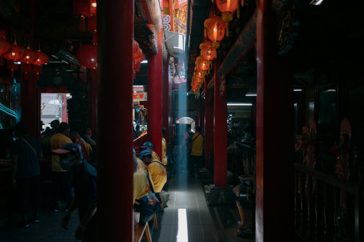 浯島城隍廟的建築，可讓天光直接灑下。（圖片提供：陳彥霖）