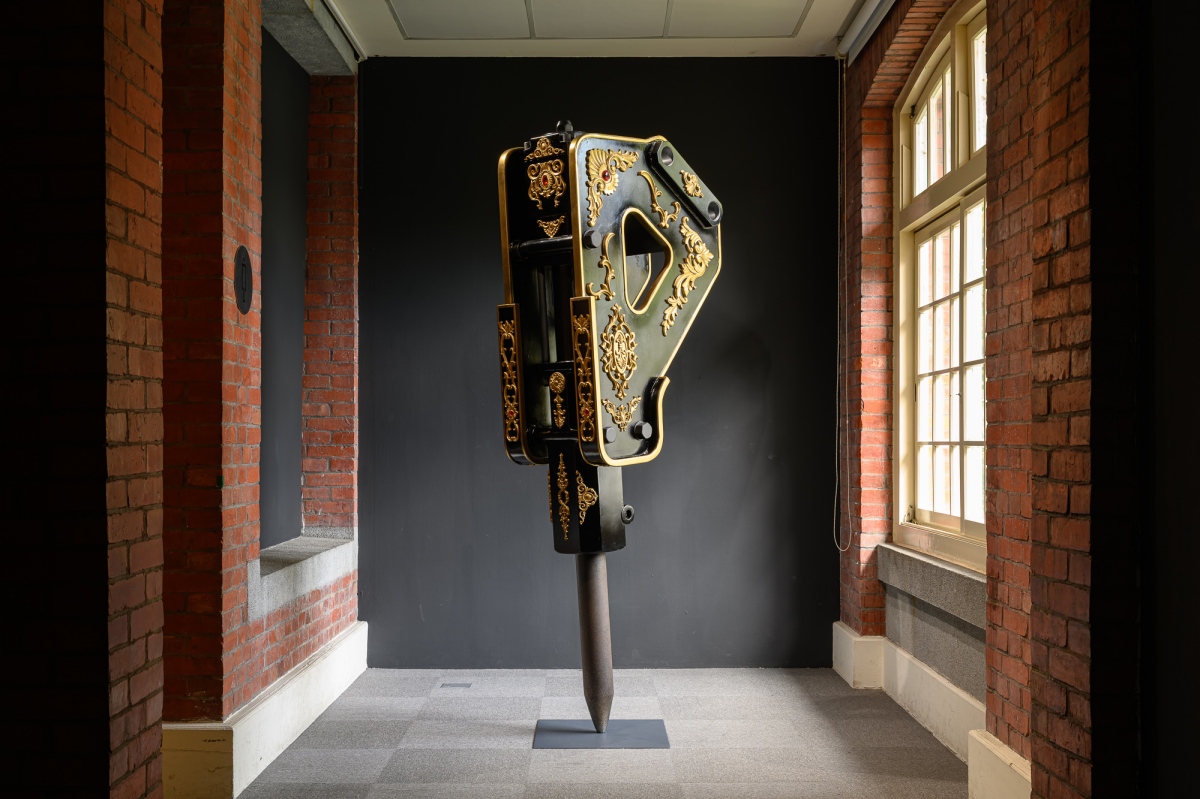 廖建忠《帝國三七式油壓破碎錘》（圖片提供：台北當代藝術館，攝影：ANPIS FOTO 王世邦）