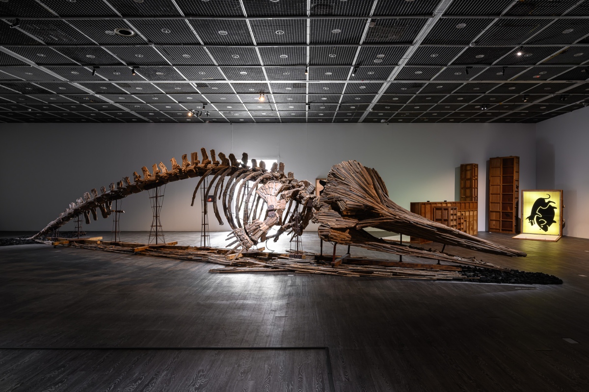 林純用《抹香鯨骨架》、劉秋兒《豆皮與圖抗系》（圖片提供：台北當代藝術館，攝影：ANPIS FOTO 王世邦）