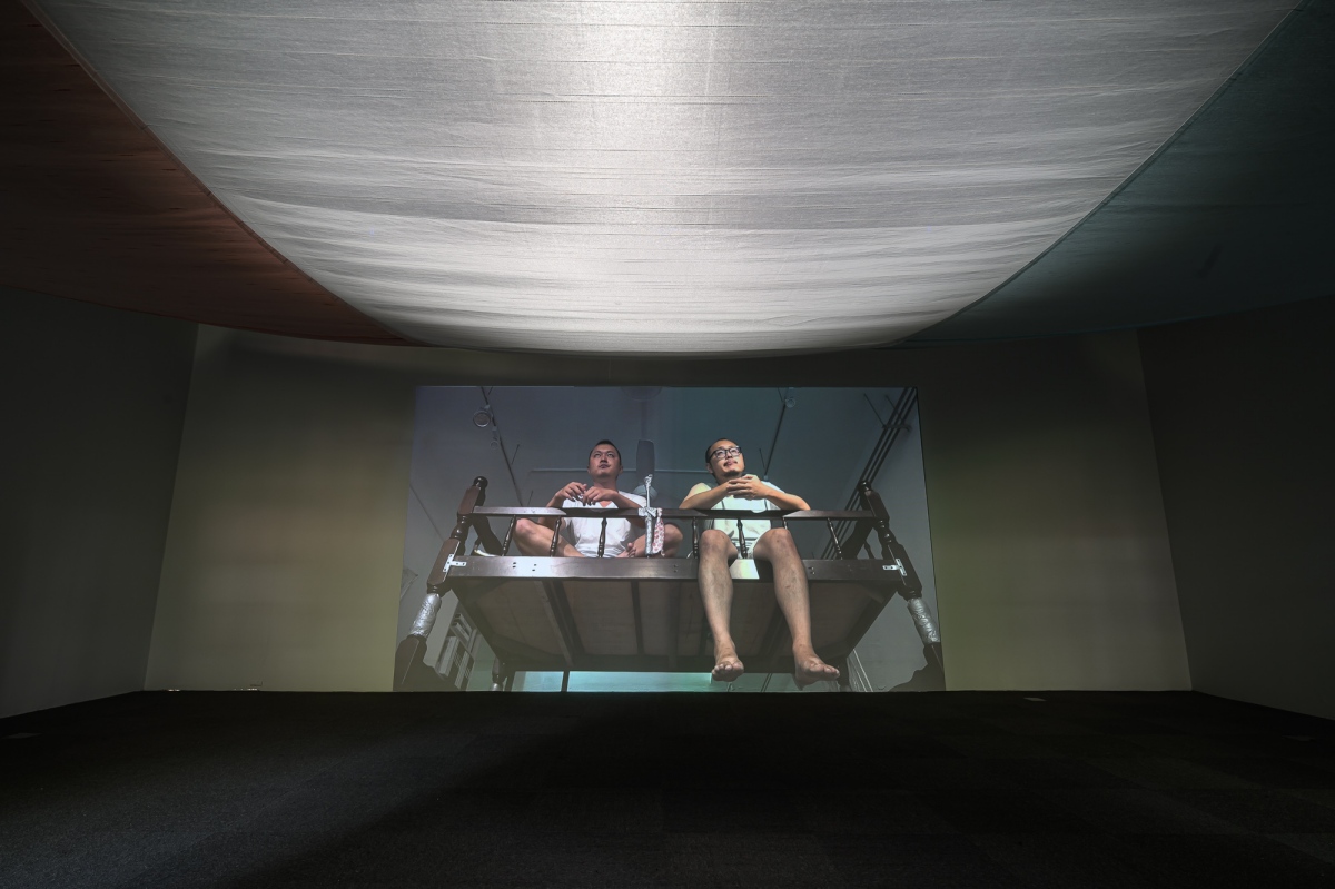 江忠倫《溫柔鄉：兄弟》（圖片提供：台北當代藝術館，攝影：ANPIS FOTO 王世邦）