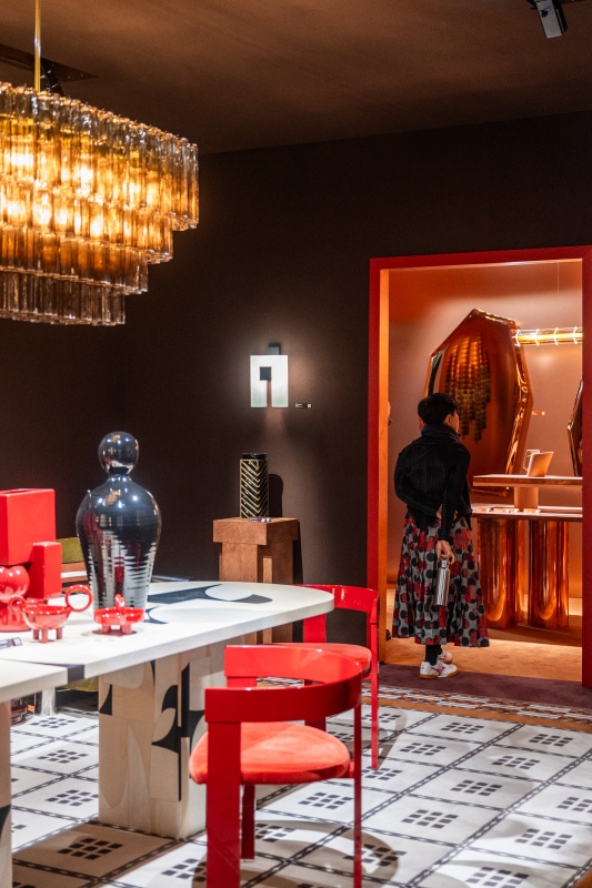 全新策展單元「What’ s New? In Decor」以跨時代的物件並置，描繪介於歷史與未來之間的居住想像。（攝影：Anne-Emmanuelle Thion、圖片提供：Maison&Objet）