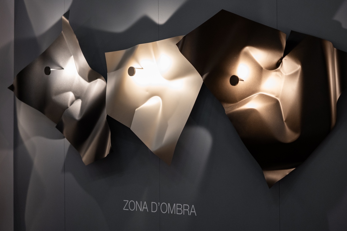 Knikerboker以義大利手工為核心，運用鋁、鋼、鐵與黃銅等金屬材質，打造兼具雕塑感與獨特性的燈具作品。（攝影：Anne-Emmanuelle Thion、圖片提供：Maison&Objet ）