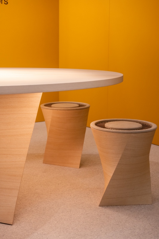 F.lli Reifer Custom以曲木工藝為核心，結合精緻手工與當代設計，將居住空間轉化為刻畫於材質與形式之中的生活故事。（攝影：Anne-Emmanuelle Thion、圖片提供：Maison&Objet ）