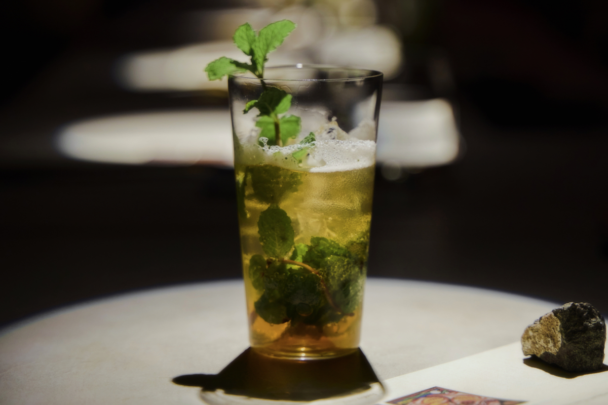 台北酒吧unDer Lab「沙漠中的水母」2026風味套餐酒單！調酒、小食共織超現實異域體驗