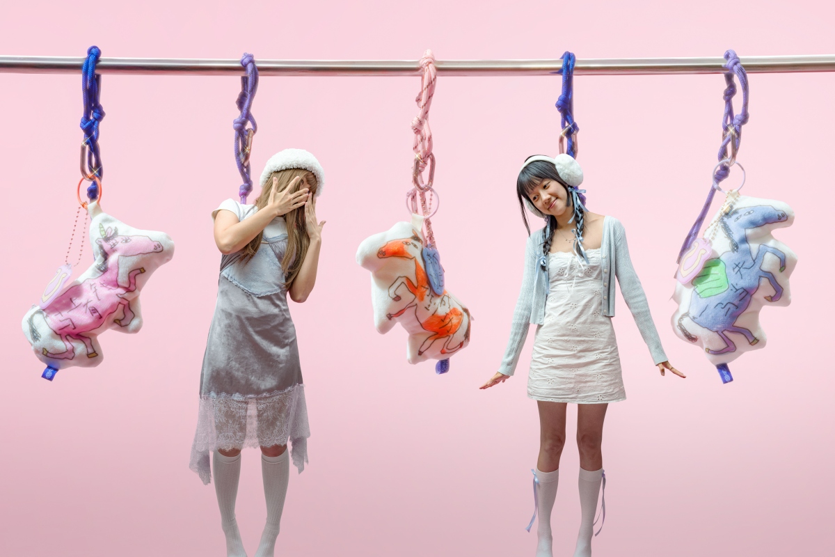 2026馬年以近期流行的娃娃吊飾為靈感。（攝影：THE GENTLE STUDIO）