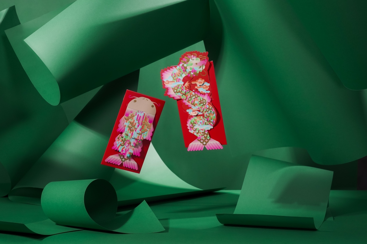 下拉鯉魚尾巴（左），紙張便會展開為巨龍（右）。（圖片提供：Fictionist Studio）