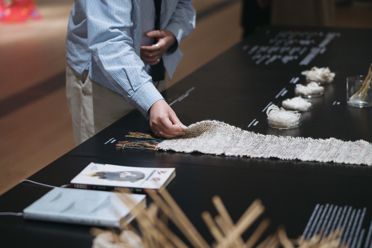 展覽作品涵蓋紡織工具與天然纖維的運用、礦業相關器具與地方技藝。（圖片提供：新北市美術館，攝影：林軒朗）